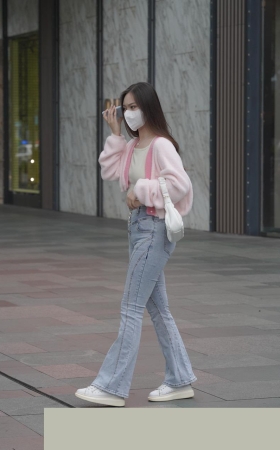 高挑的紧牛美女3A8238[2.18G]