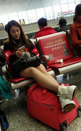 高铁站候车室等车的黑色连衣裙肉丝丝袜漂亮女神