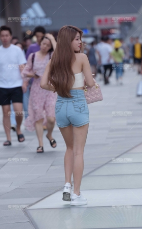 热裤小姐姐 [15P]