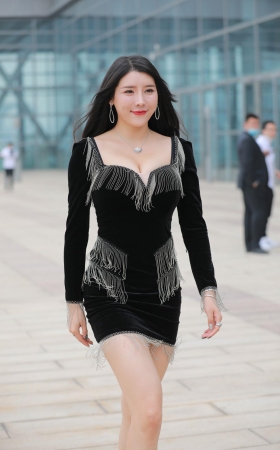 黑色连体裙美女
