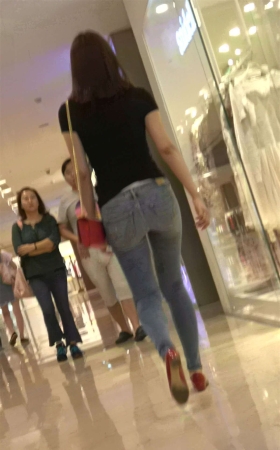 黑T恤极品美腿街拍紧身蓝色牛仔裤美女