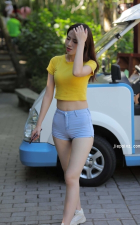 摘花的热裤美女【套图+视频】<font color=red> [10P]</font>