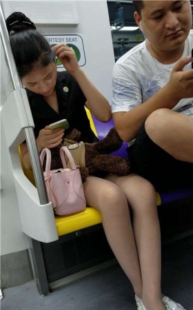 4K-地铁上拍摄极品肉丝美腿制服美女
