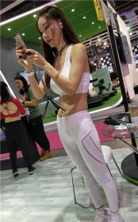 4K-极品身材紧身运动裤丰满网红美女玩直播
