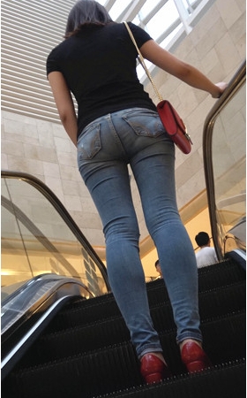 牛仔紧身圆润妹子