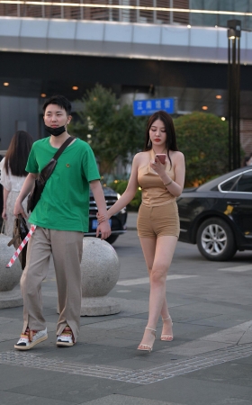 丰满的紧致热裤美女