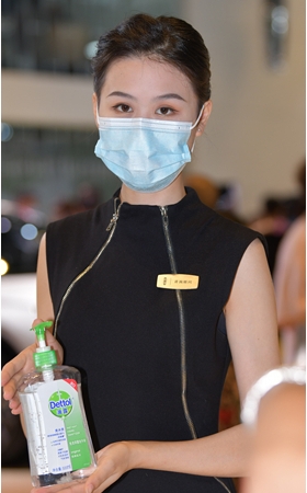 展示产品的制服美女(64P)