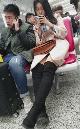 漂亮的黑色长靴妹子