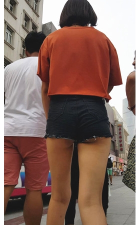黑色短裤月牙小妹