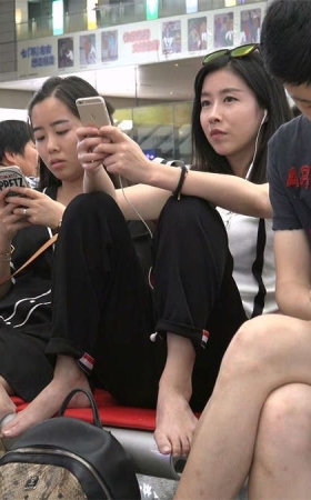 高冷女神竟然脱鞋双脚上椅，除了正面攻击别无他法