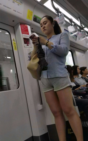 丰满的衬衫灰色热裤美眉