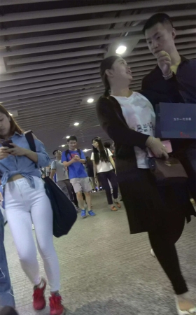 红色运动鞋街拍紧身白裤美臀漂亮美女小姐姐