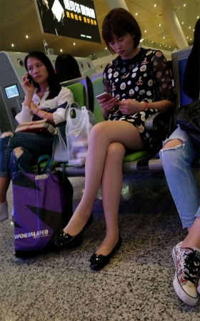 玩手机的黑色皮鞋短发美女连衣裙肉丝极品美腿