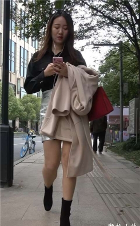4K - 街拍美腿皮裙性感气质漂亮美女姐姐 [1.46 GB/MP4]