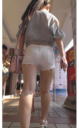 白色短裤紧身妹子