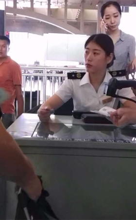 高铁安检员