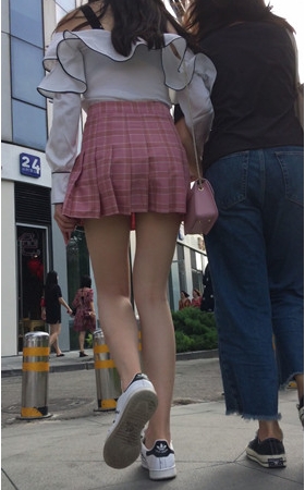 粉色百褶裙女孩