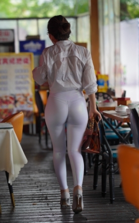 白裤女人
