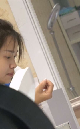 美甲店脚丫做美甲的女孩
