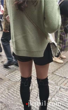 逛街偶遇性感美腿长筒靴小姐姐
