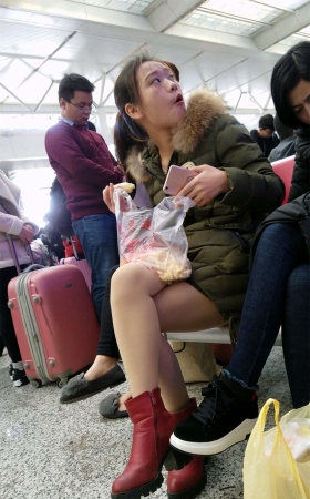 火车站拍摄军绿色羽绒服肉色丝袜清纯小妹