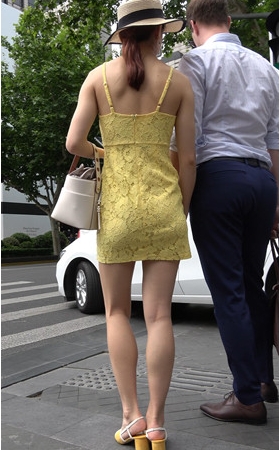 黄色吊带裙小妹