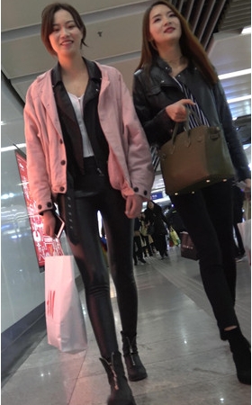 漂亮的粉衣皮裤美女
