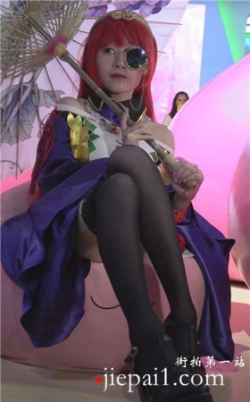 chinajoy现场拍摄黑丝美腿cosplay独眼龙的妹子。