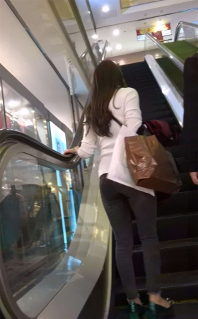 紧身灰色牛仔美女