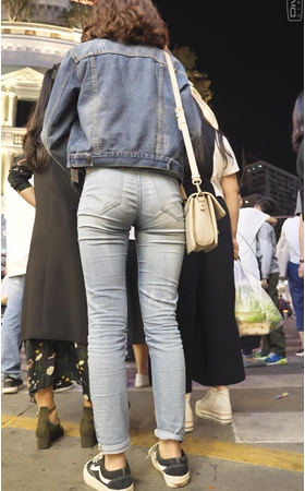 牛仔装卷发小姐姐
