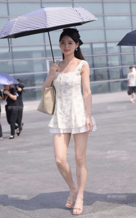 甜美系长腿小姐姐 [24P]