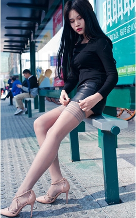 皮短裙高跟美女 【套图+视频】