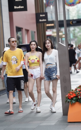 皮卡丘长发热裤小姐姐