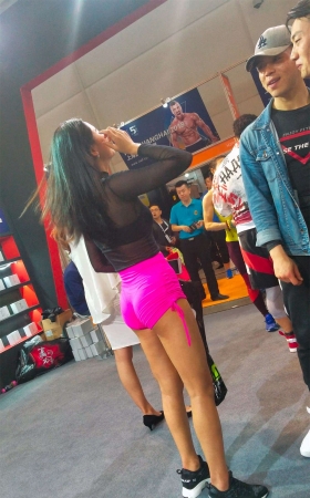 运动鞋粉色运动裤性感翘臀极品美女