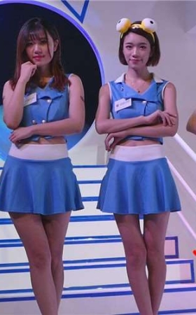 蓝色小短裙靓丽的showgirl