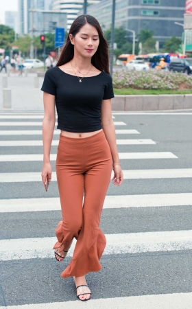 紧身霓虹喇叭裤美女【套图+视频】<font color=red> [8P]</font>