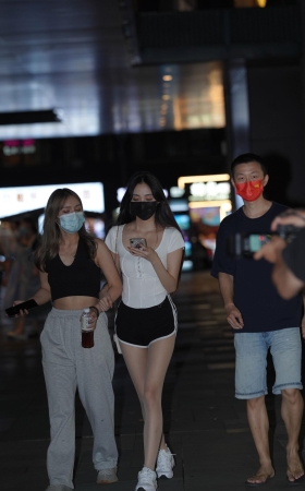 长腿亮丝美眉