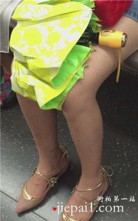 精美玉足红唇美眉，高跟鞋很漂亮。
