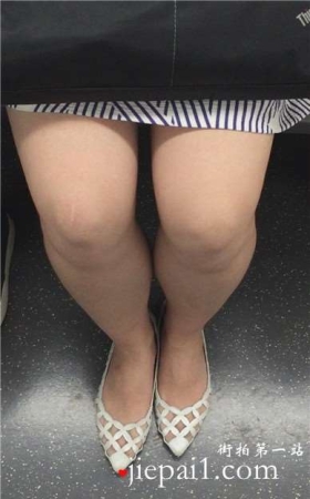地铁上拍摄v领连衣裙小妹，一副闷闷不乐的脸