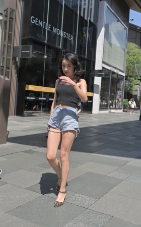 柳钉高跟热裤美女