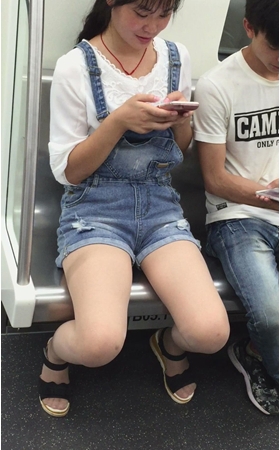 地铁偶遇吊带牛仔热裤文静小美女