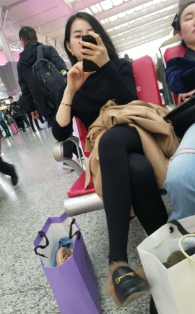 火车站候车的黑色毛衣连衣裙丝袜修长美腿美女