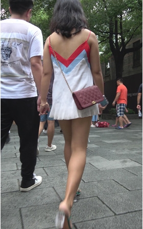 吊带连体裙妹子