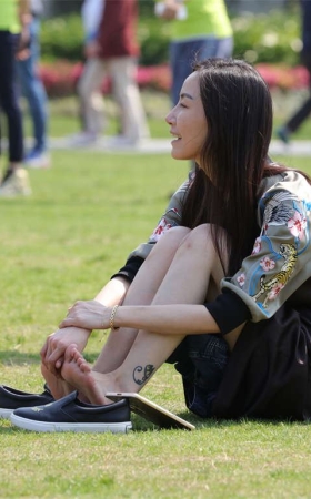 No1216 清纯甜美的长发少妇，当众抠脚也意境唯美
