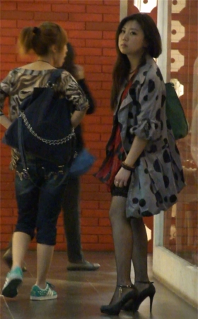 吊带黑网袜美腿诱惑的美少妇