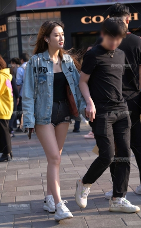 为紧身热裤女友系鞋带的好男人 [20P]