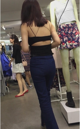 蓝色牛仔裤妹子