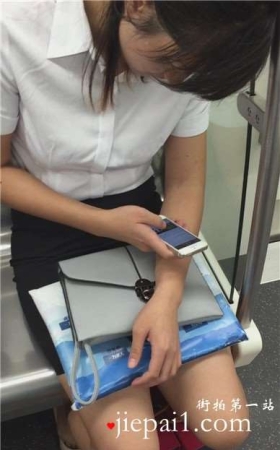 地铁上的高跟OL白衬衫包臀裙美女偷偷的晾脚
