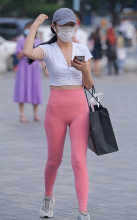 性感粉色瑜伽美女