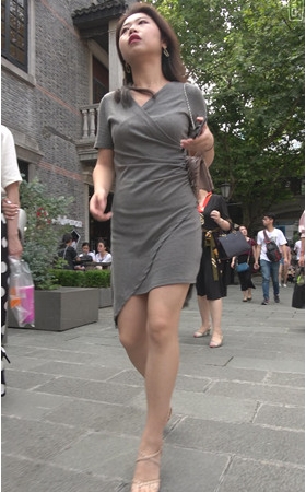 灰色连体包臀裙小姐姐